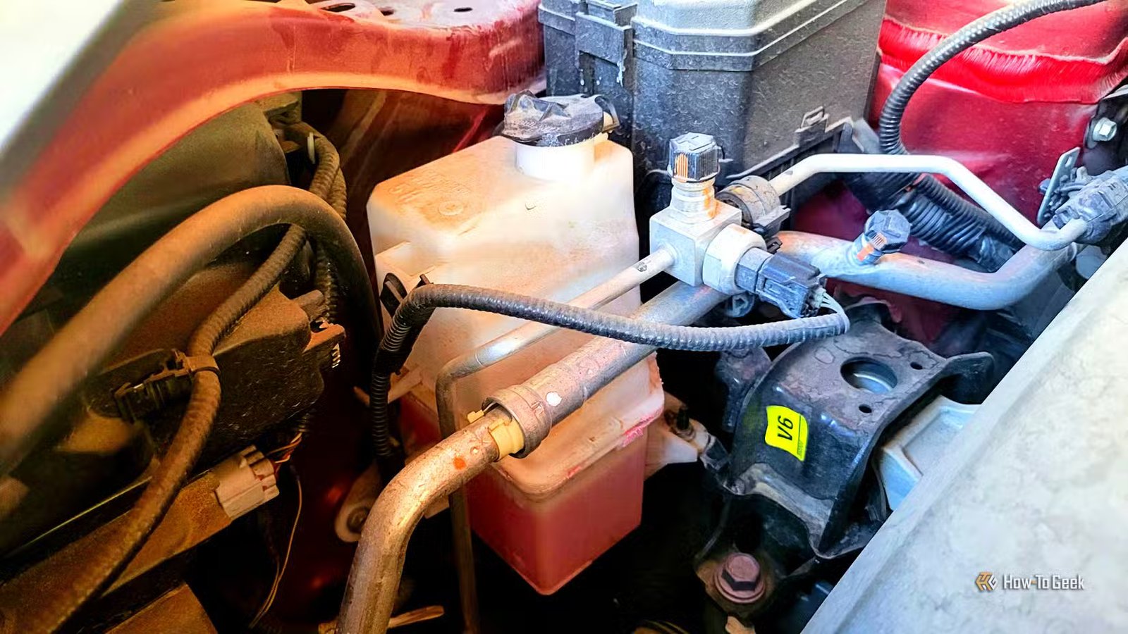 Liquide de refroidissement dans un moteur de voiture, presque plein