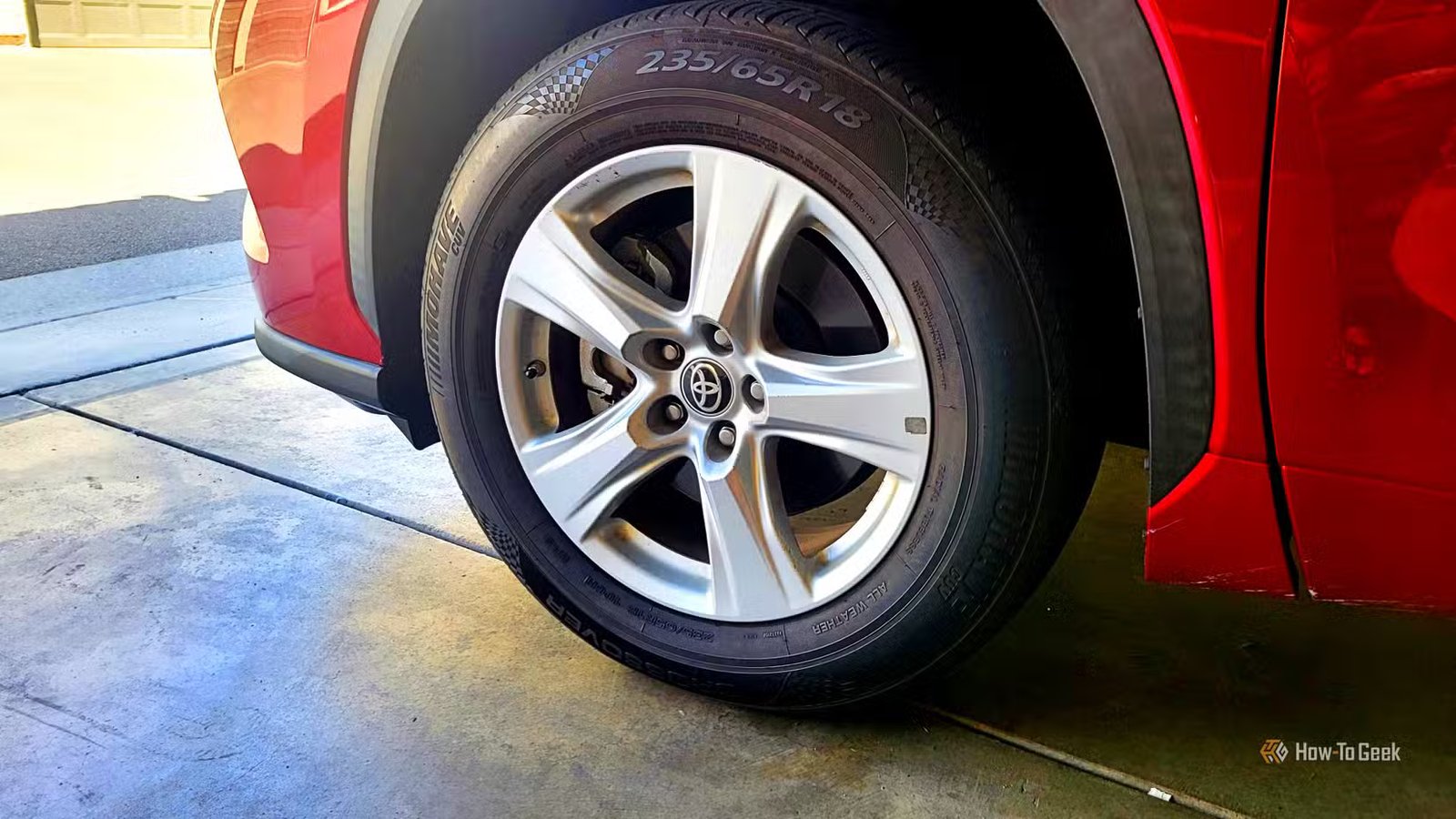 Un pneu de voiture dans un garage