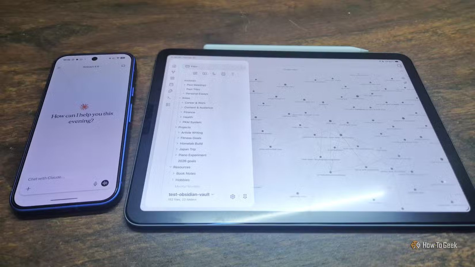 Un Pixel 10 avec Claude ouvert et un iPad Air avec un deuxième cerveau Obsidian ouvert.