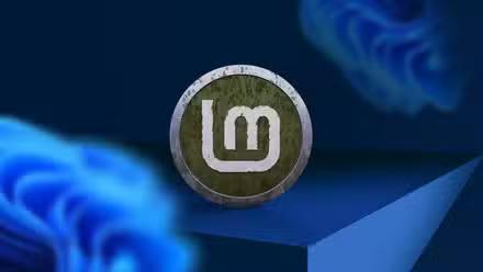 Un logo Linux Mint rouillé sur un arrière-plan flou de Windows 11.