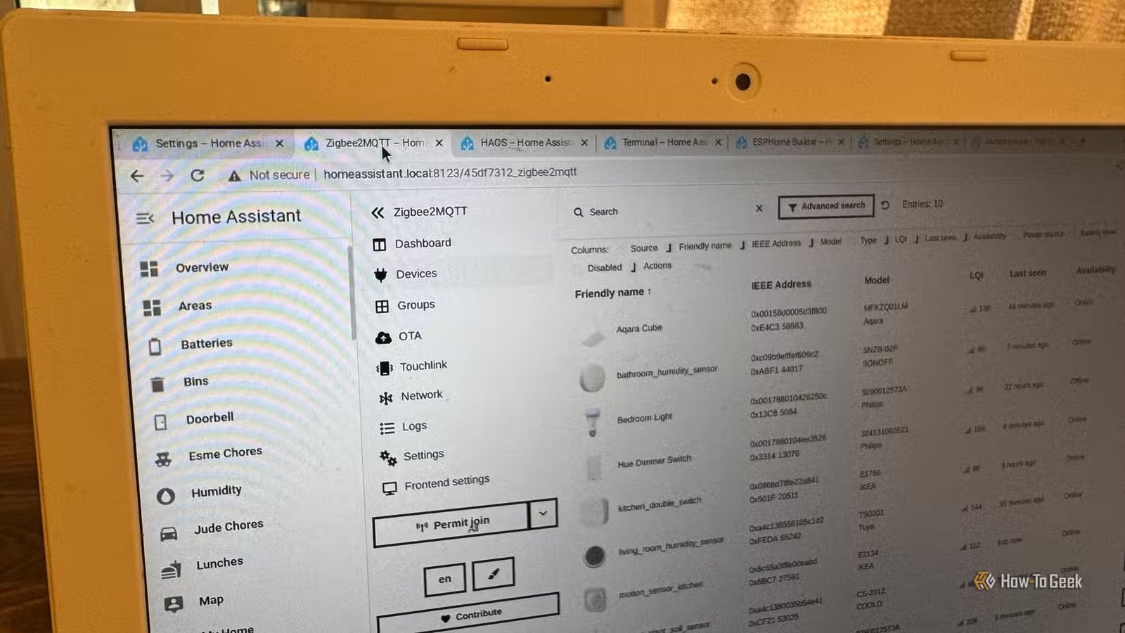 Chromebook utilisé comme terminal Home Assistant affichant la page des appareils Zigbee2MQTT.