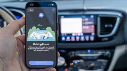 Ne pas déranger pendant la conduite Mode Focus affiché sur un iPhone 17 Pro avec Android Auto en arrière-plan.