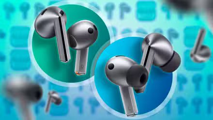 Une paire de Galaxy Buds 3 et une paire de Galaxy Buds 3 Pro.