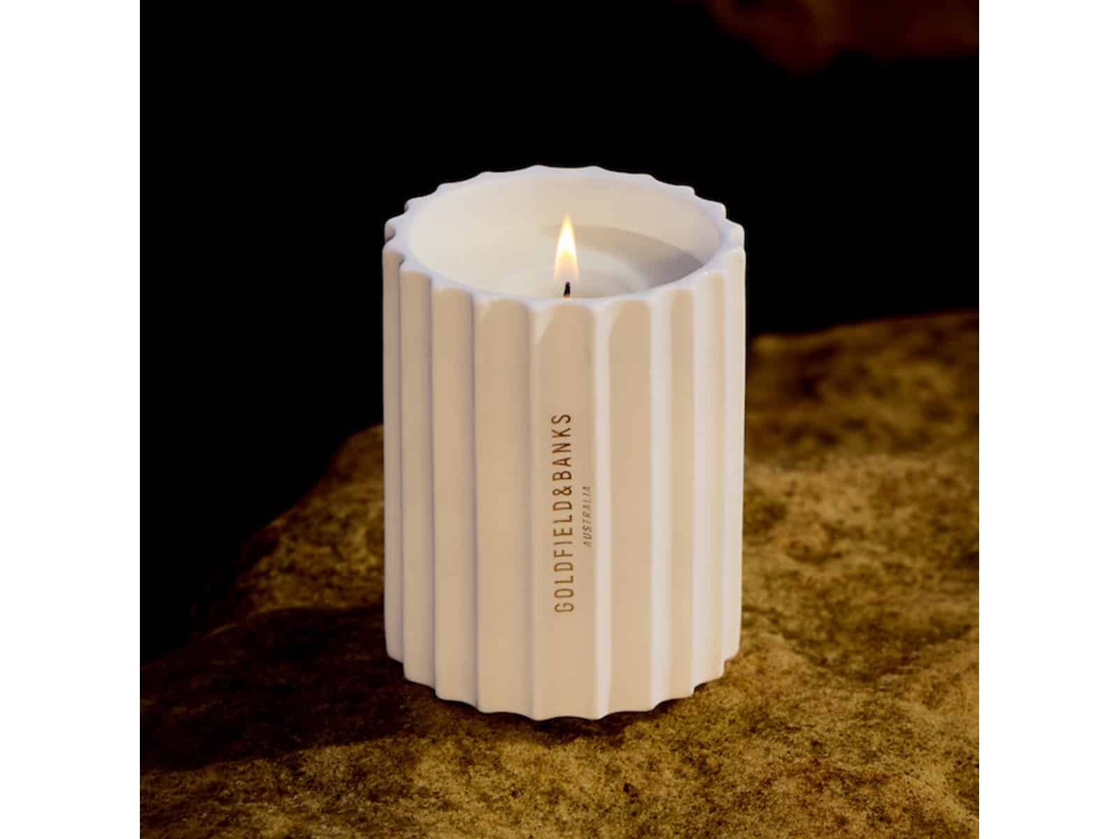 Flamme sauvage | Bougie parfumée chyprée-boisée | Champs aurifères et banques