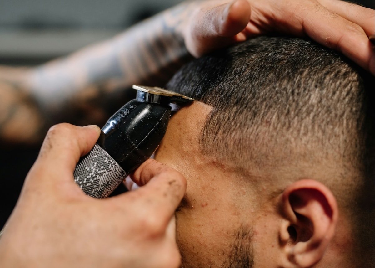 Barbier coupe buzz cut