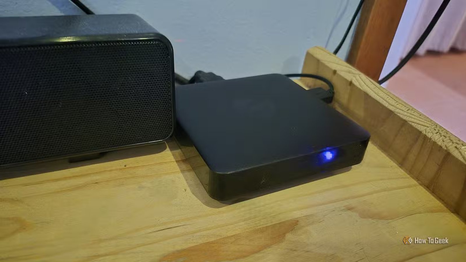 Un boîtier TV Android Ematic dv8235 sur une étagère