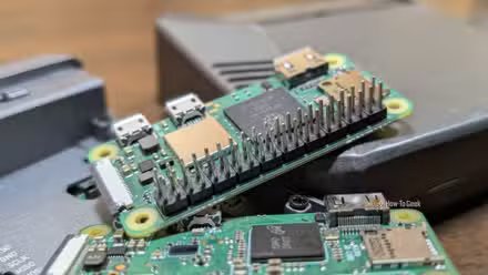 Un Raspberry Pi Zero 2 W au dessus de deux Pi 4 et un Pi Zero. 