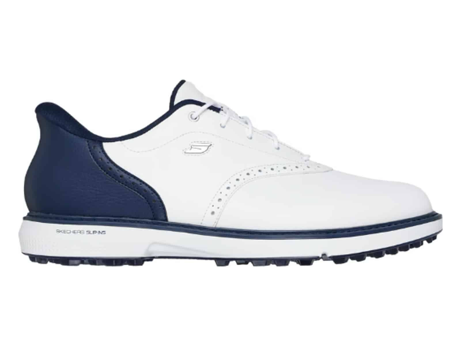 Une gamme de chaussures et de bottes imperméables Skechers disposées sur une surface extérieure humide (4 sur 6)