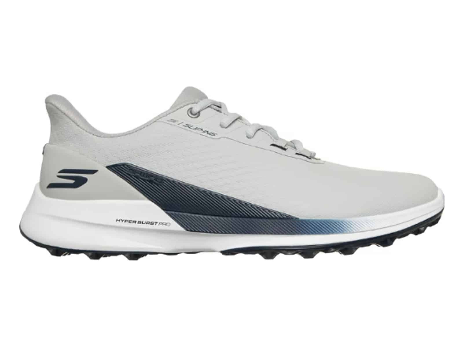 Une gamme de chaussures et de bottes imperméables Skechers disposées sur une surface extérieure humide (3 sur 6)