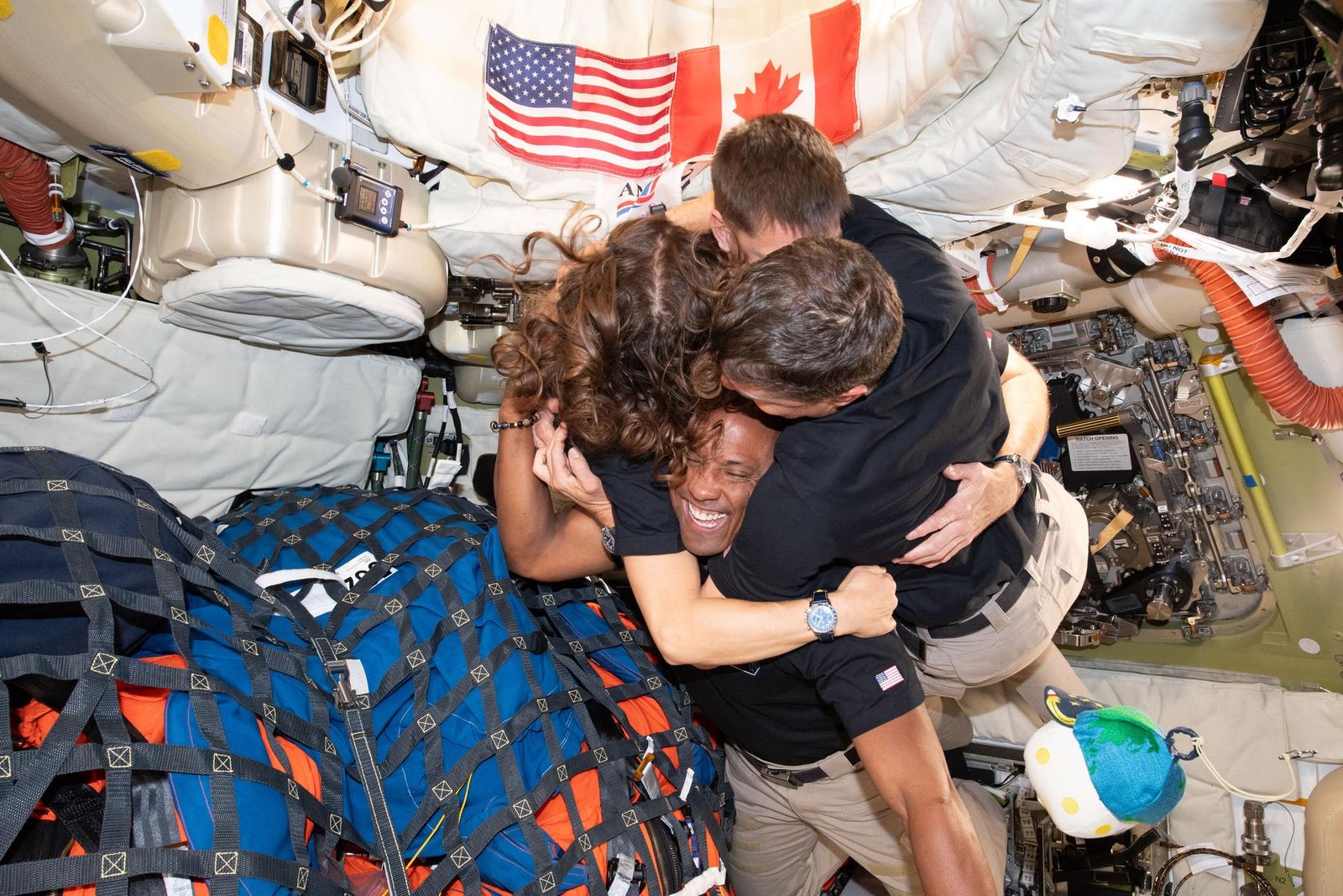 Les astronautes d'Artemis 2 s'embrassent à l'intérieur du vaisseau spatial Orion