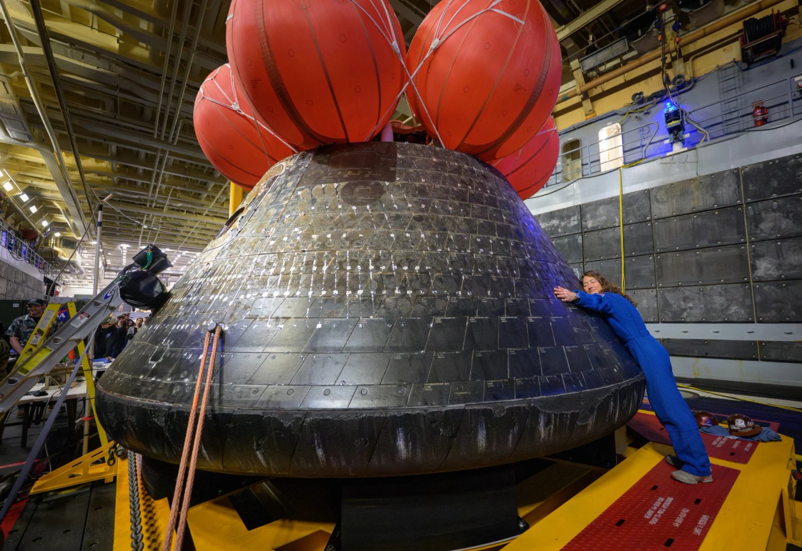 Christina Koch serre dans ses bras la capsule Orion après l'amerrissage