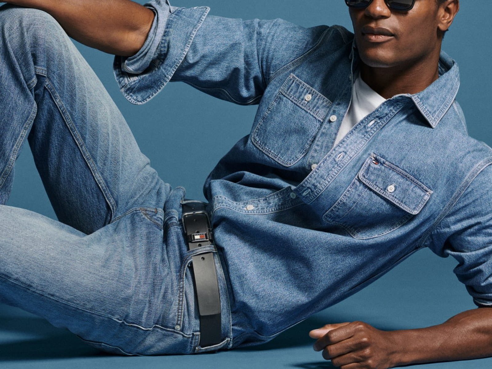 Une scène de campagne de vêtements Tommy Hilfiger montrant des vêtements, des chaussures et des accessoires pour hommes et femmes de la gamme saisonnière. (4 sur 6)