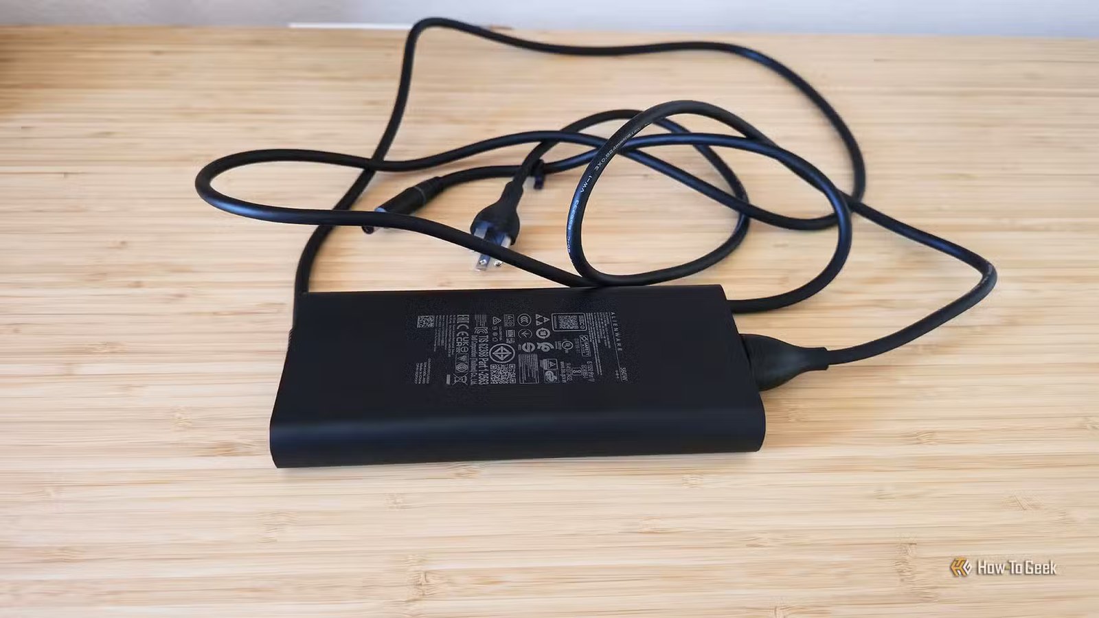 Le chargeur 360 W inclus avec l'ordinateur portable de jeu Alienware 16 Area-51.
