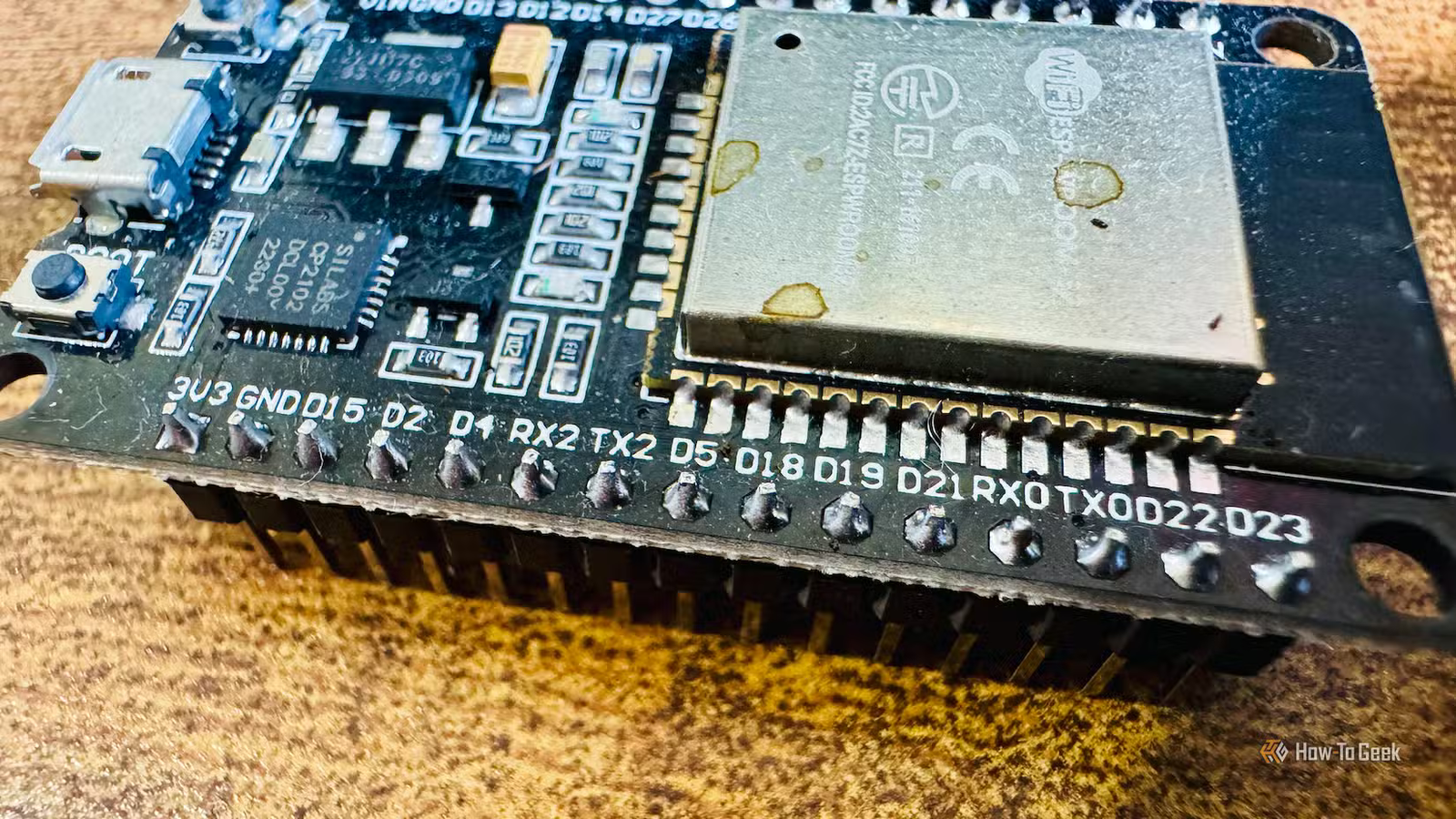 Les étiquettes sur les broches GPIO d'un ESP32.