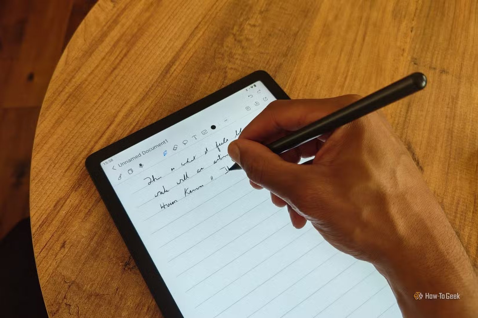 Main qui écrit sur un Huion Kamvas 11 à l'aide d'un stylet