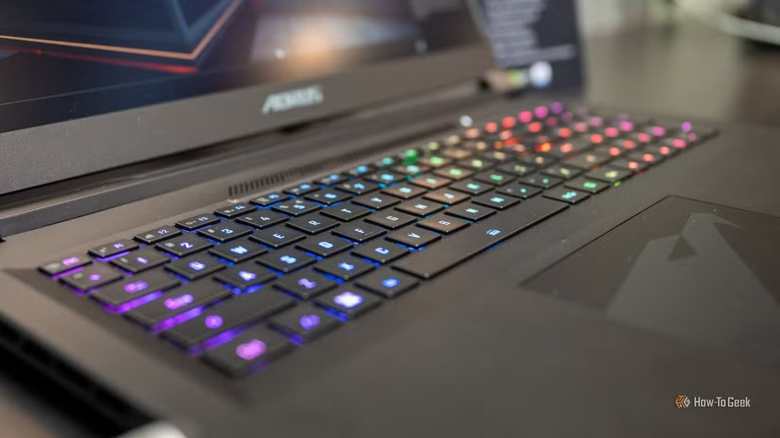 Gros plan d'un clavier RVB pour ordinateur portable de jeu vert et jaune