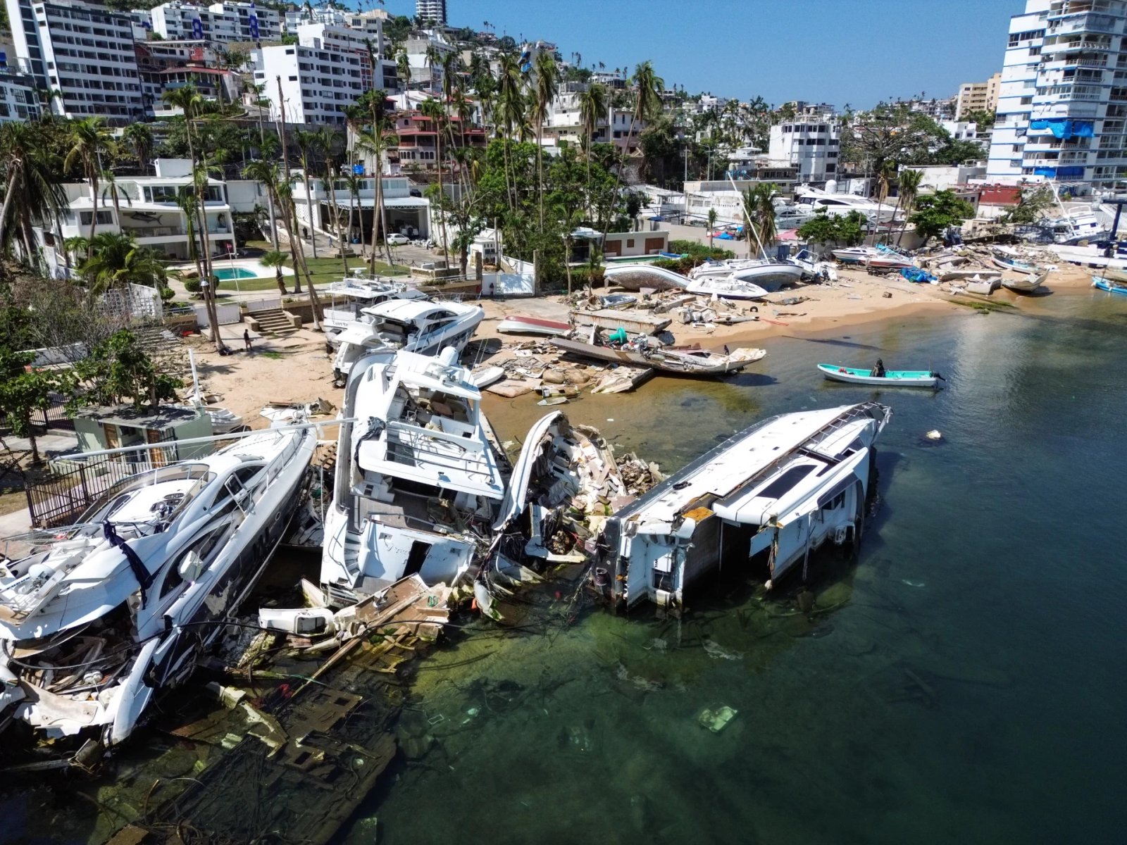 Des bateaux endommagés entassés sur la côte d’Acapulco, au Mexique