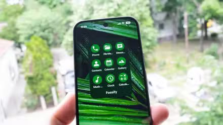 Un Pixel 10 Pro affichant un dossier contenant de belles applications Fossify. 