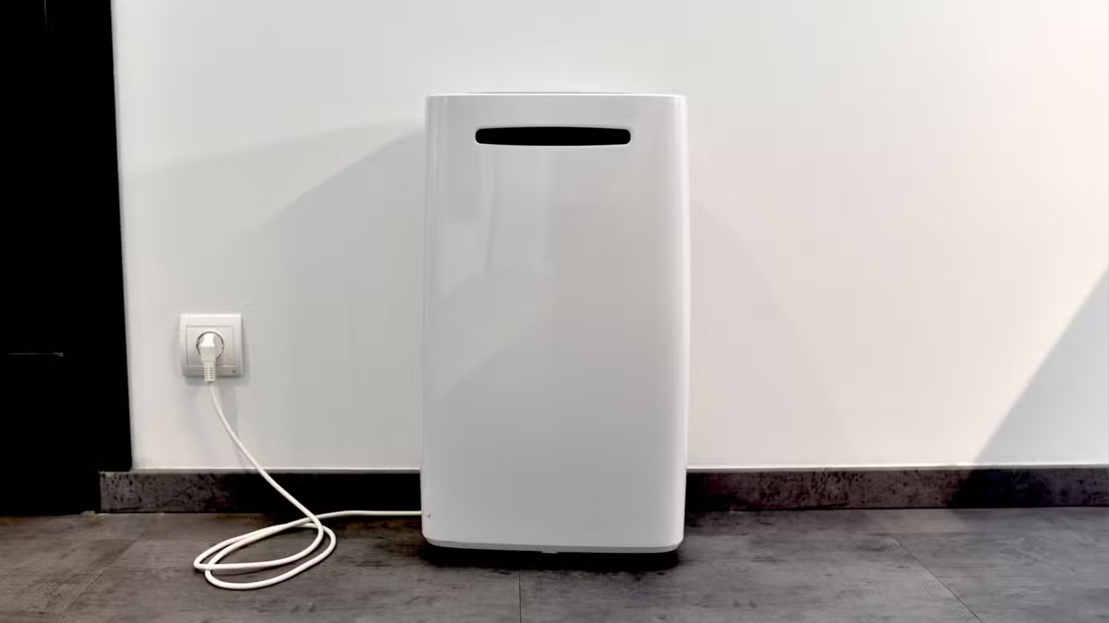 Un déshumidificateur dans l'entrée d'une maison ou d'un bureau. 