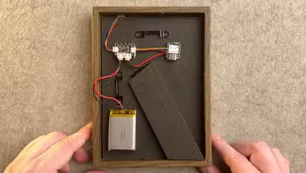 Un capteur de température et d'humidité caché dans un cadre photo IKEA par Microamp Home sur Youtube