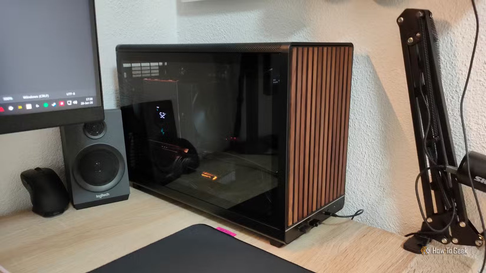 Un PC de jeu avec un refroidisseur de processeur à air et un RX 9070 XT.