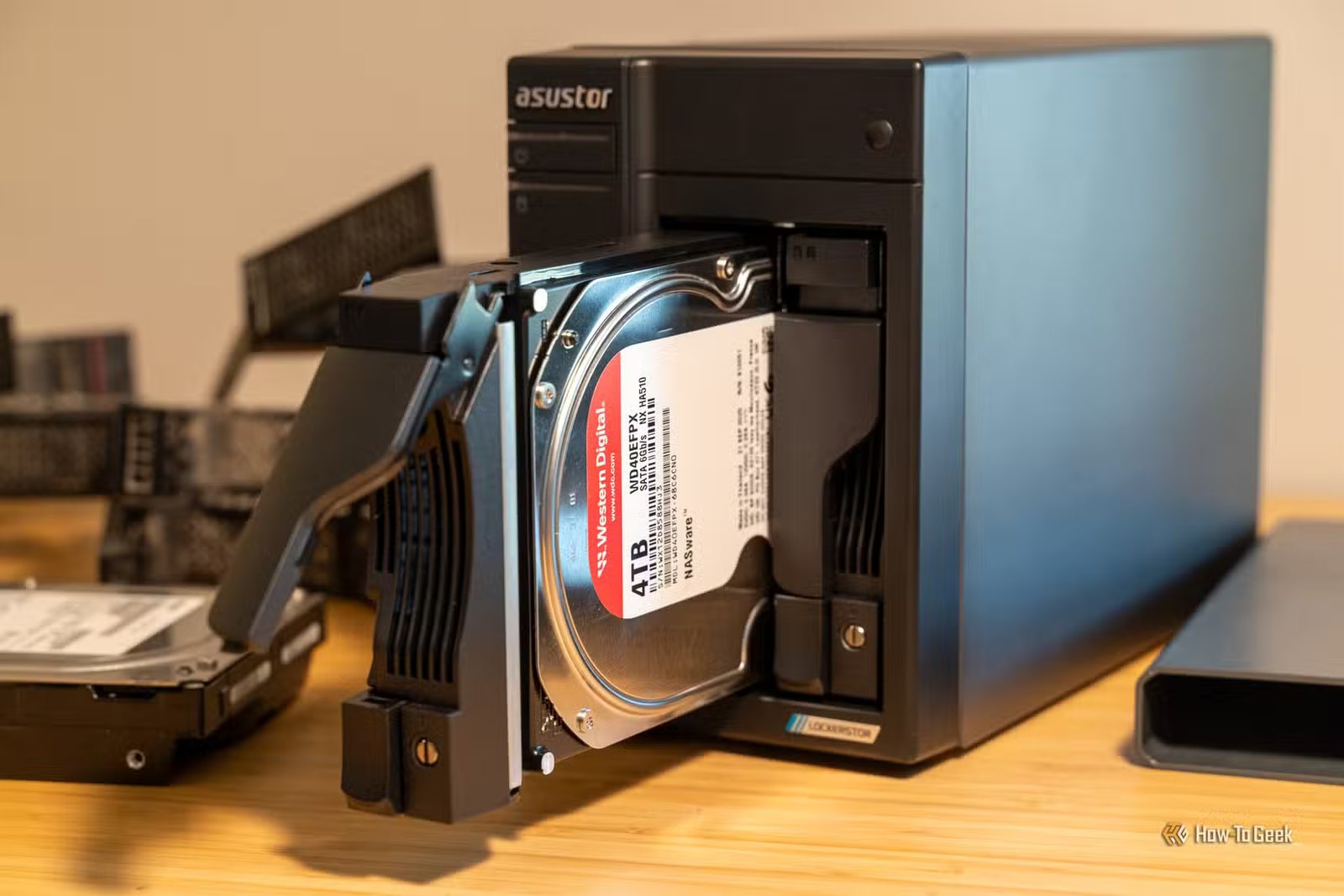 Plateau de disque ASUSTOR Lockerstor 2 Gen2+ avec disque dur NAS WD Red Plus de 4 To.