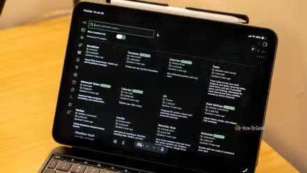 Navigateur de plugins de la communauté Obsidian sur iPad avec clavier et Apple Pencil.