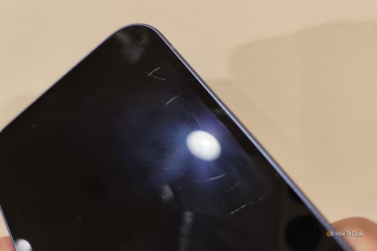 Rayures sur l'écran d'un Google Pixel 10a.