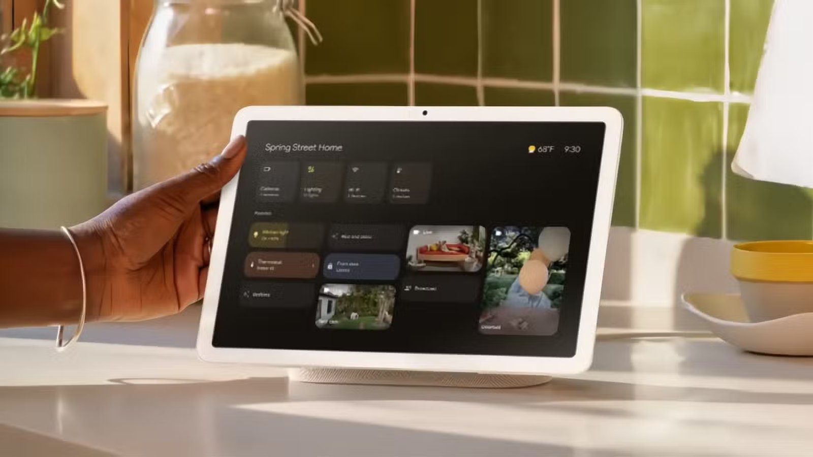 Appareil Google Smart Home sur une table en cours d'utilisation