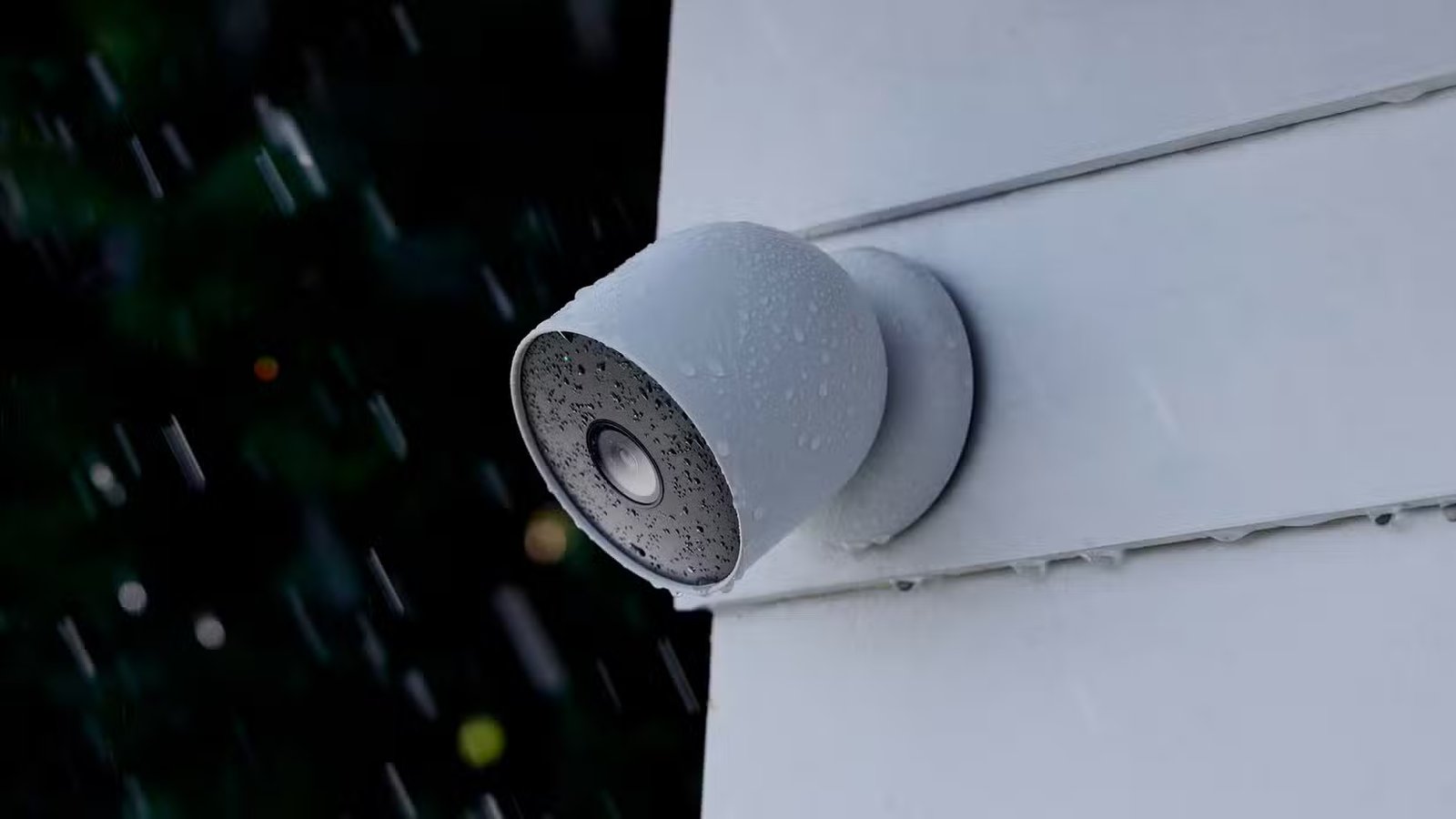 Photo de la batterie Nest Cam installée à l'extérieur d'une maison.