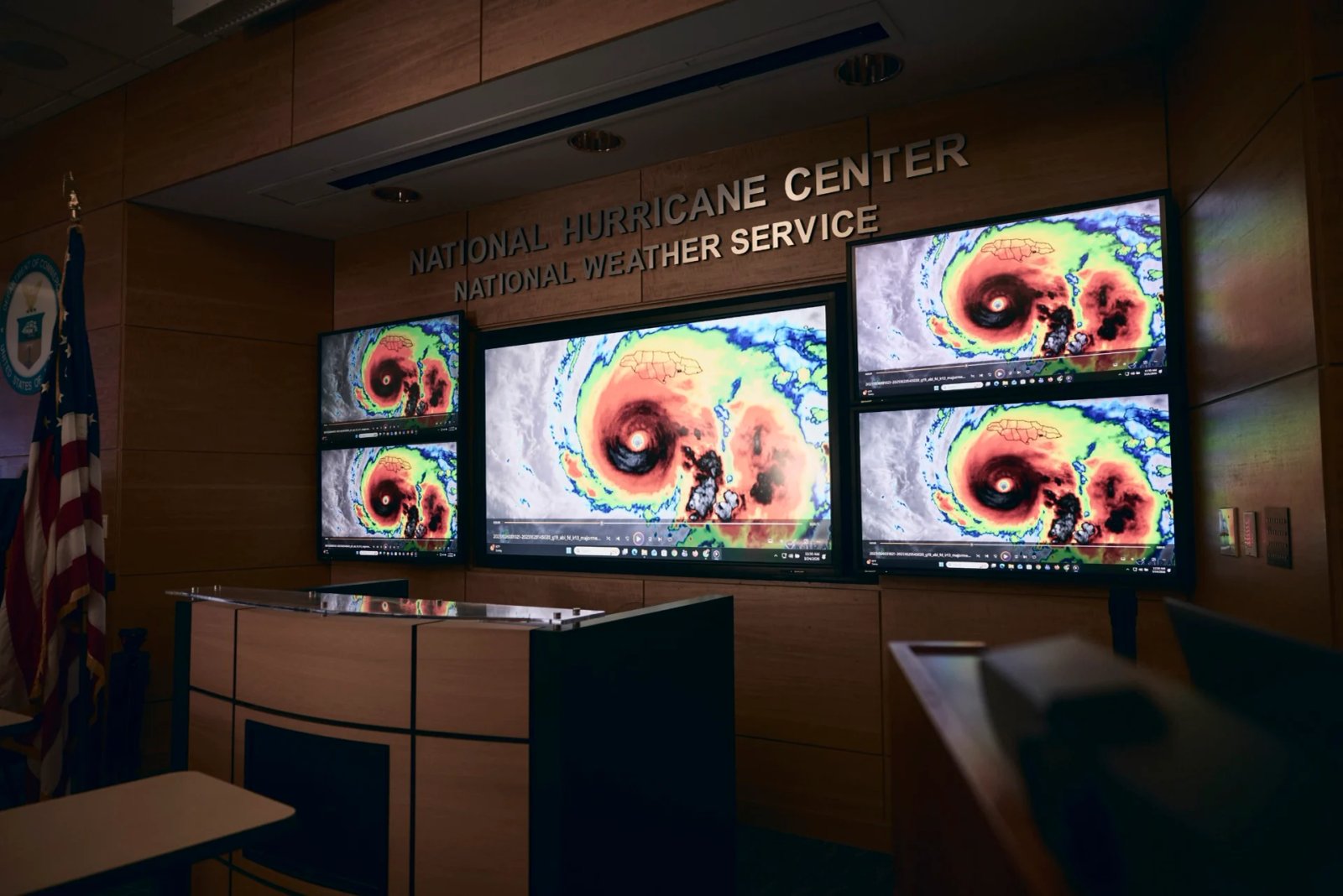 Écrans d'ordinateur montrant des images satellite de l'ouragan Melissa au National Hurricane Center
