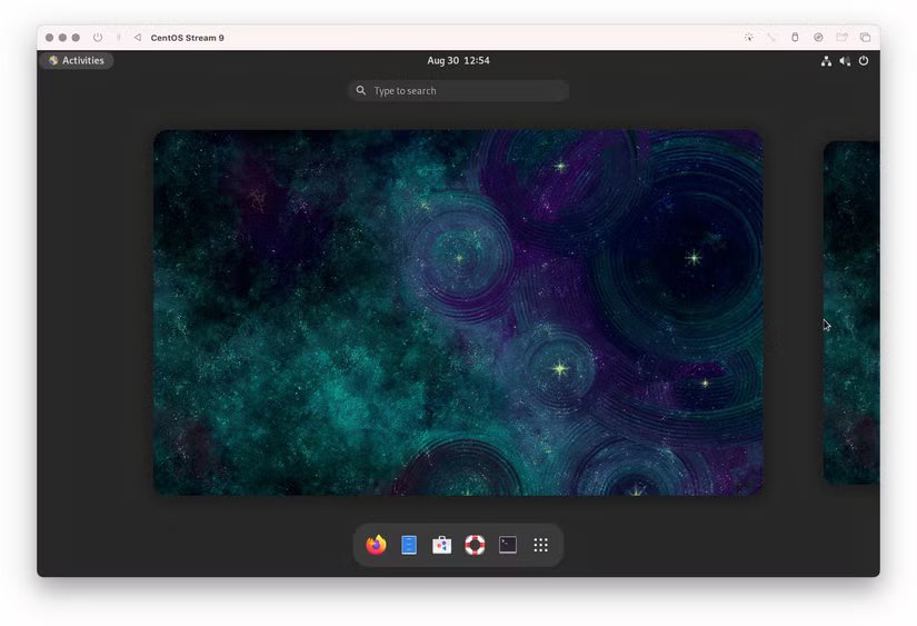 Une nouvelle installation de CentOS ouverte sur le bureau sur le thème de l'espace.