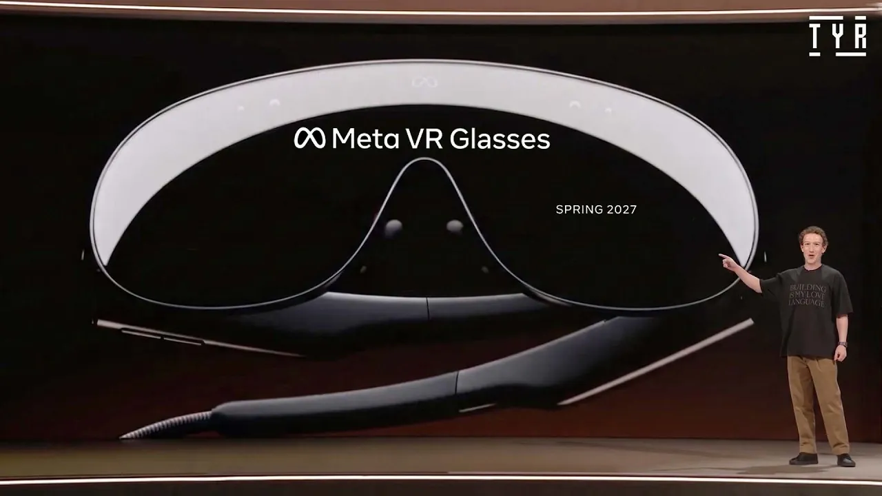 Personne portant les lunettes légères Meta VR pendant son travail.