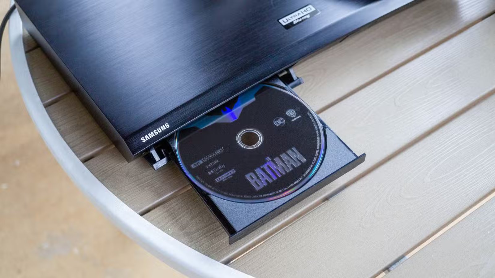 Un film dans un lecteur Blu-ray.