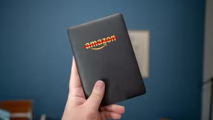 Liseuse Kindle avec le logo Amazon barré.