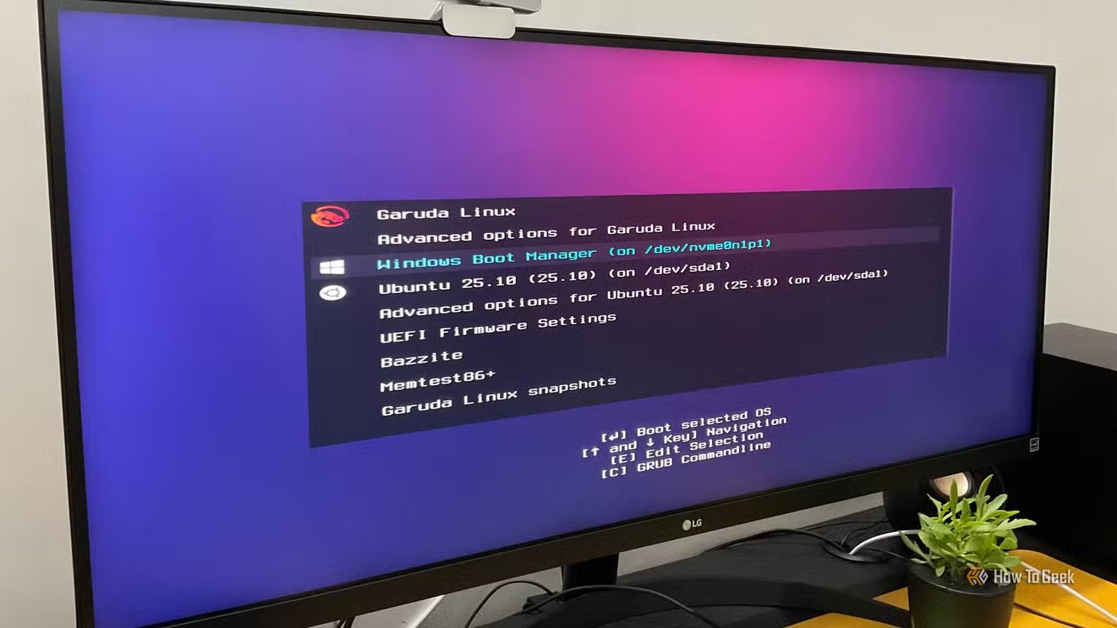 Image d'un moniteur affichant plusieurs options de système d'exploitation multiboot.