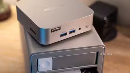 Mini PC GEEKOM A5 assis sur un DAS ORICO MacData à 4 baies.