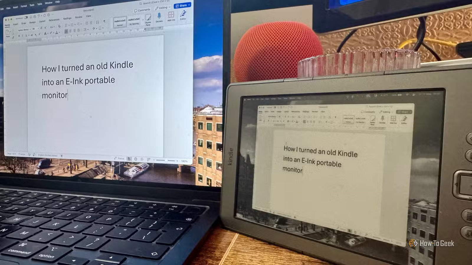 Un Kindle 4 reflétant le bureau d'un MacBook Air.