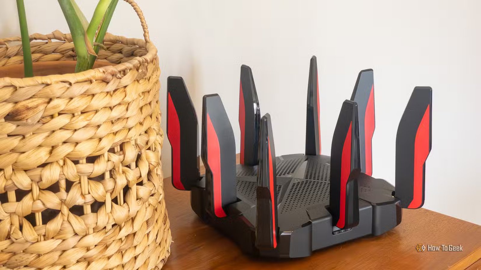 Le routeur Wi-Fi 6 Archer GX90 de TP-Link posé sur une table à côté d'une usine.