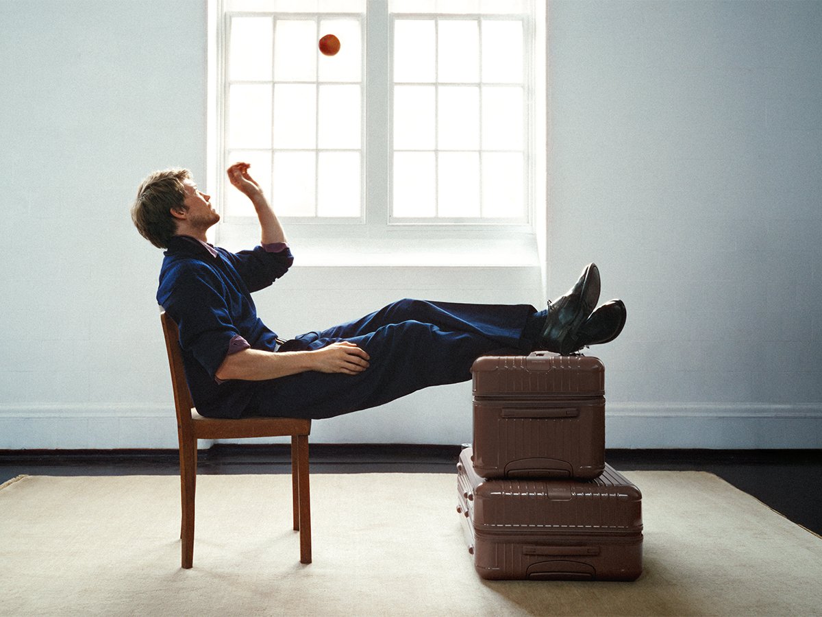 Collection Rimowa outremer et terre d'ombre 0004 campagne rimowa essentielle terre d'ombre outremer still joe alwyn hr 16x9 09