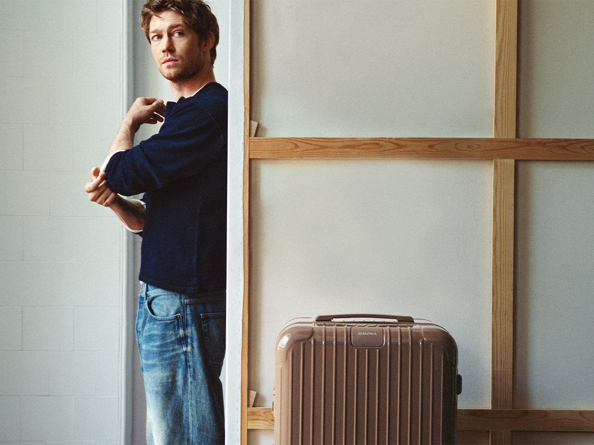 Collection Rimowa outremer et terre d'ombre 0007 campagne rimowa essentielle terre d'ombre outremer still joe alwyn hr 16x9 02
