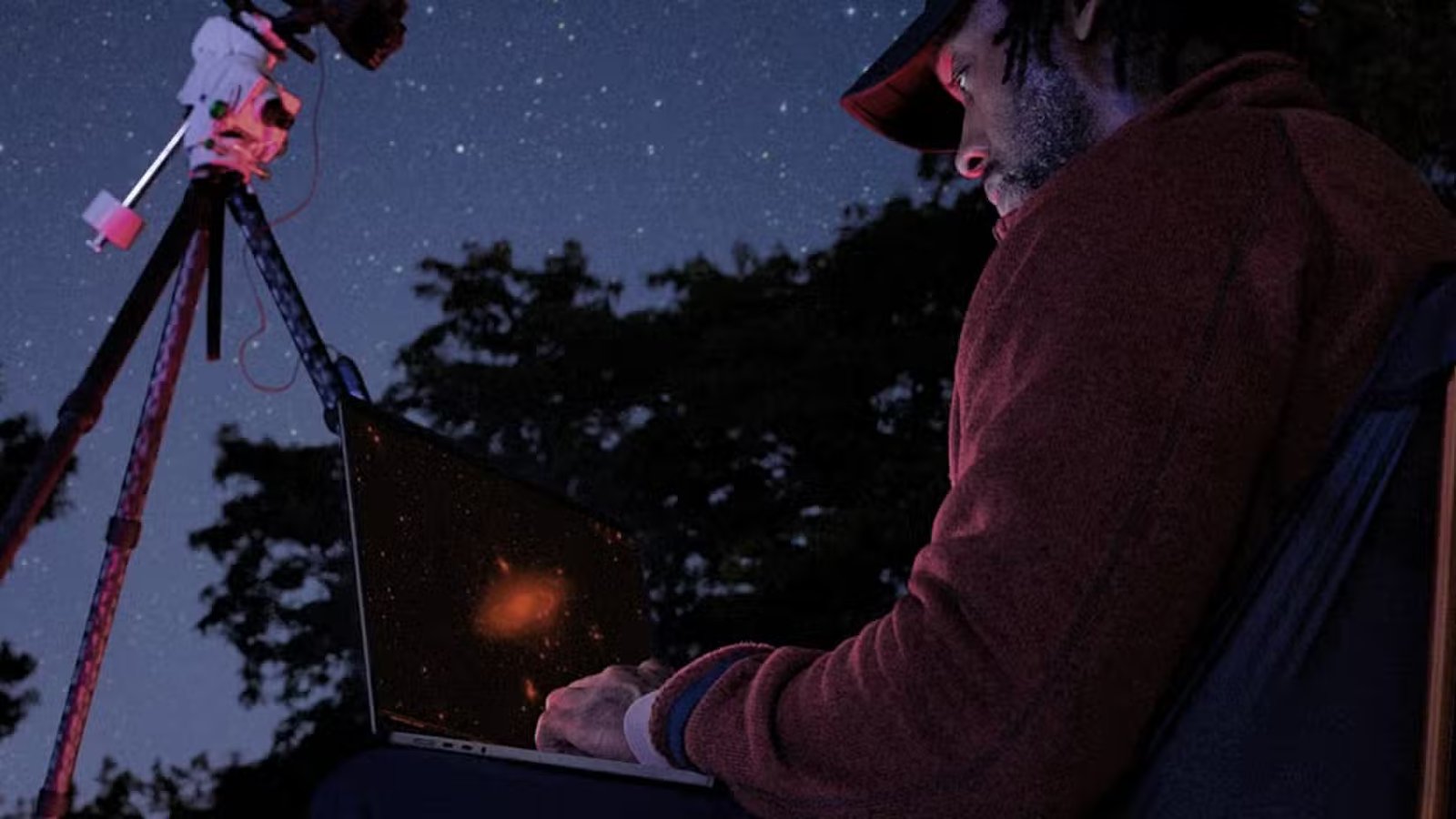 Un homme utilise un MacBook Pro M4 Pro 16 pouces pour l'astrophotographie.