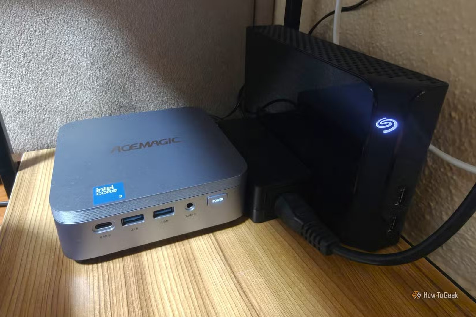 Le mini PC Acemagic K5 à côté d'un disque dur, utilisé comme NAS et comme appareil homelab à usage général.