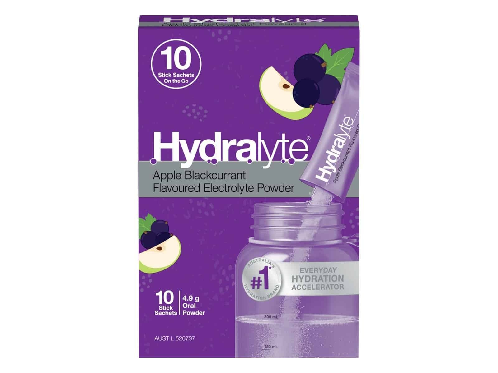 Poudre d'électrolyte aromatisée à la pomme et au cassis Hydralyte Boîte de 10 sachets en stick, montrant un sachet versé dans une bouteille marquée 200 ml