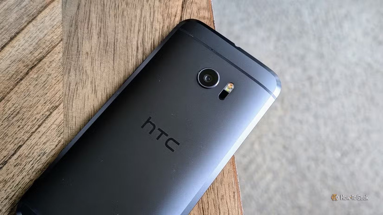Mon HTC 10 sur une table en bois.