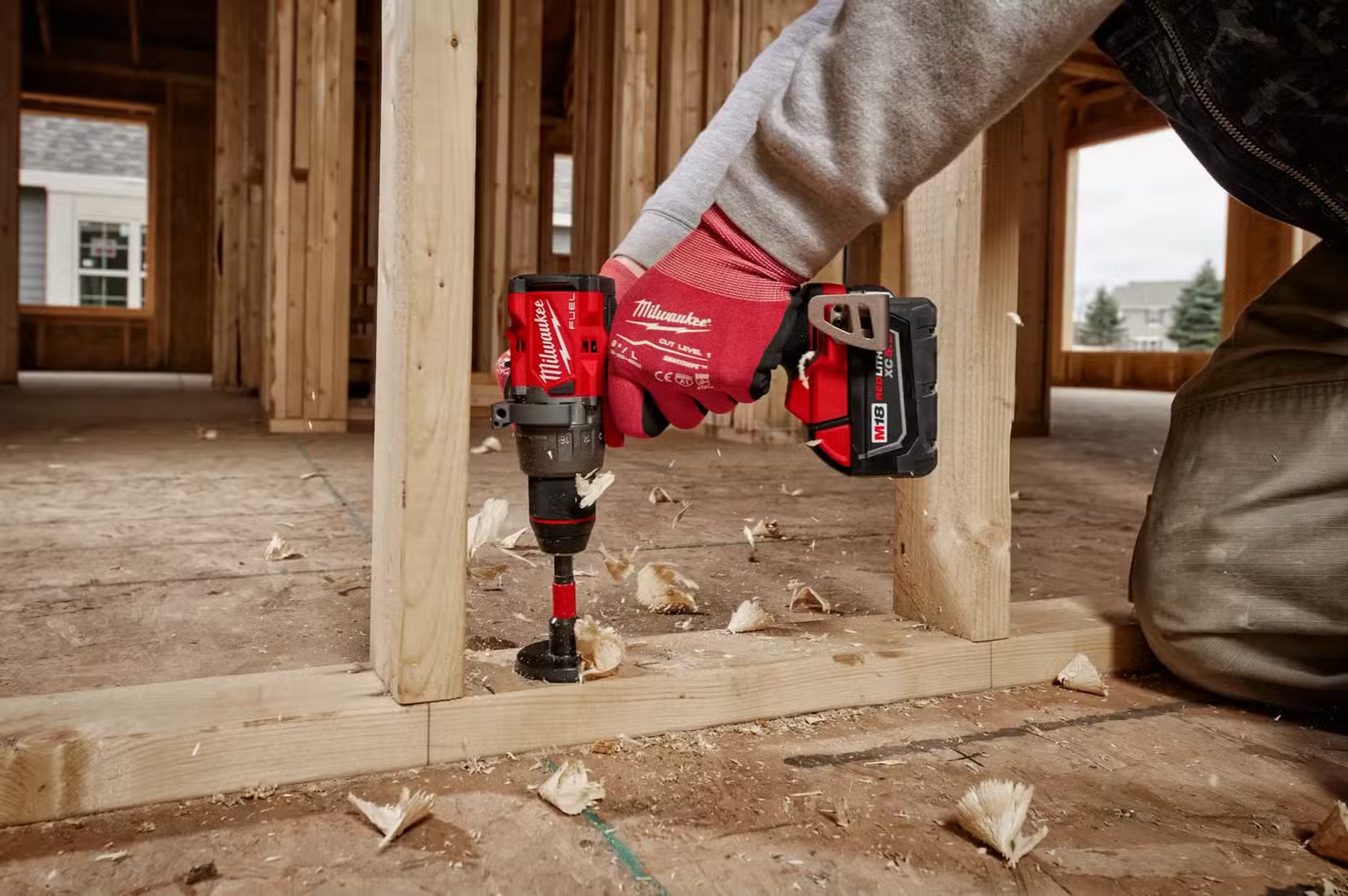 Perceuse à percussion Milwaukee M18 FUEL 2904-20 perçant des trous dans le bois