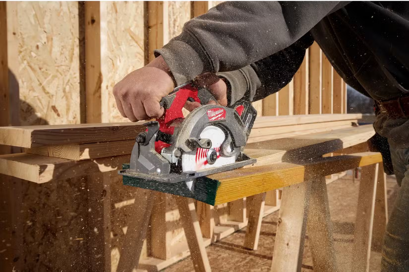 Scie circulaire Milwaukee M18 FUEL coupant du bois