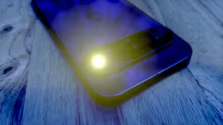 Téléphone Google Pixel avec lampe de poche allumée
