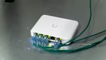 Le commutateur Ethernet Unifi Flex Mini 2,5G avec des câbles branchés sur un serveur.