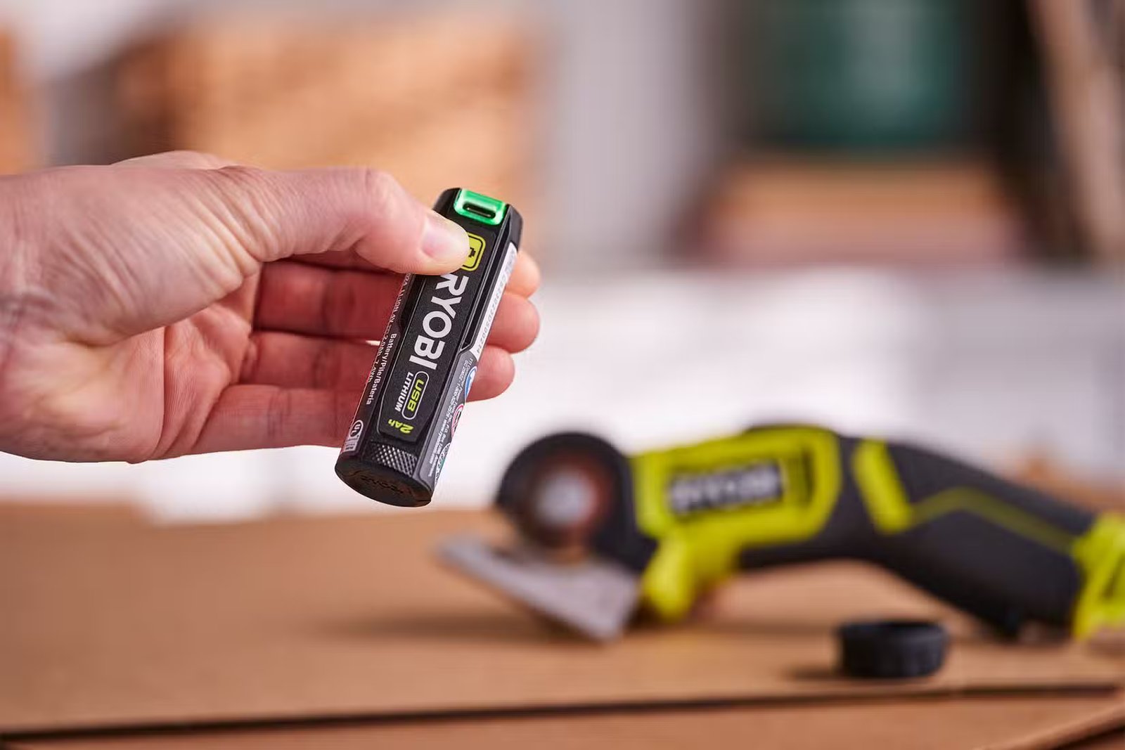 Batterie au lithium USB de Ryobi et un outil. 